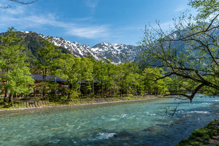 Kamikochi 在日本与晴朗的天空