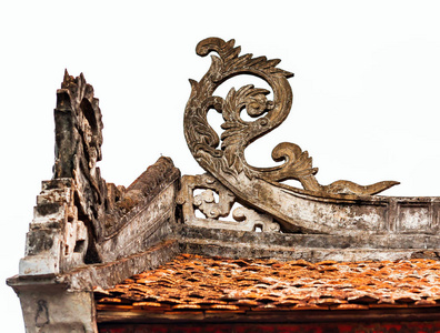 越南河内寺庙的镂空屋顶。特写。在白色背景上被隔离