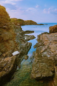 岩石海岸的黑海