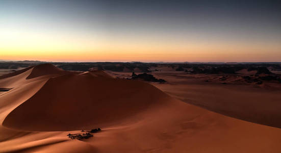 阿尔及利亚 Tassili najjer 国家公园梅尔祖加沙丘的日出景观