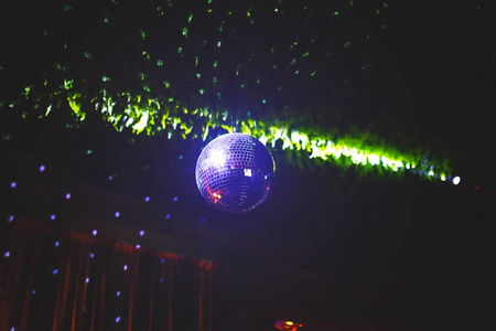 夜总会舞池的紫色镜球反射光线