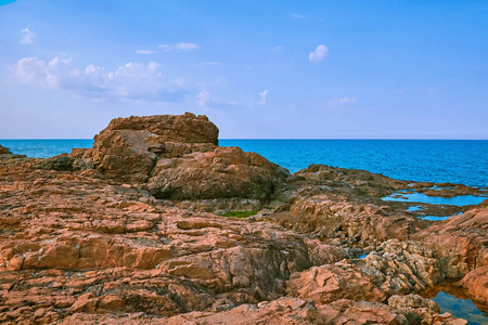 岩石海岸的黑海