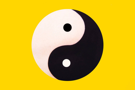 东方智慧亮黄色背景下东方智慧的象征照片