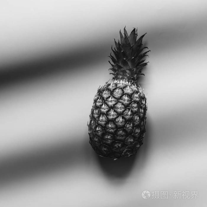 黑白菠萝时尚流行的异国情调的水果概念与阴影电影影片看