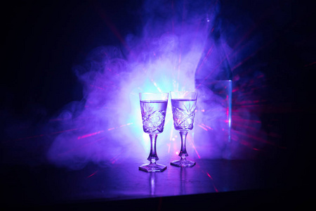 两杯伏特加酒, 深雾俱乐部风格背景与发光灯 激光, Stobe 多色。会所饮品主题装饰。空的空间。选择性焦点