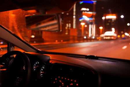 夜晚人形道路在夜晚城市的道路上行驶车速照片