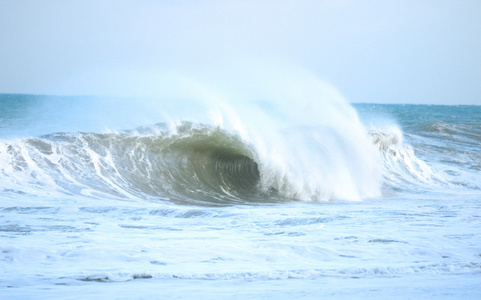 波涛汹涌的水域图片