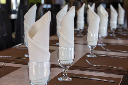 餐桌上的眼镜和餐巾食品背景。餐桌安排在一个昂贵的高级美食餐厅
