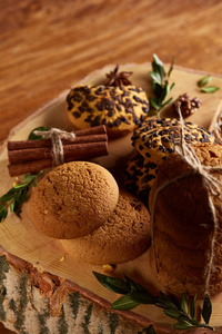 甜分类的饼干在一个圆木原木超过质朴的木质背景, 特写, 选择性聚焦