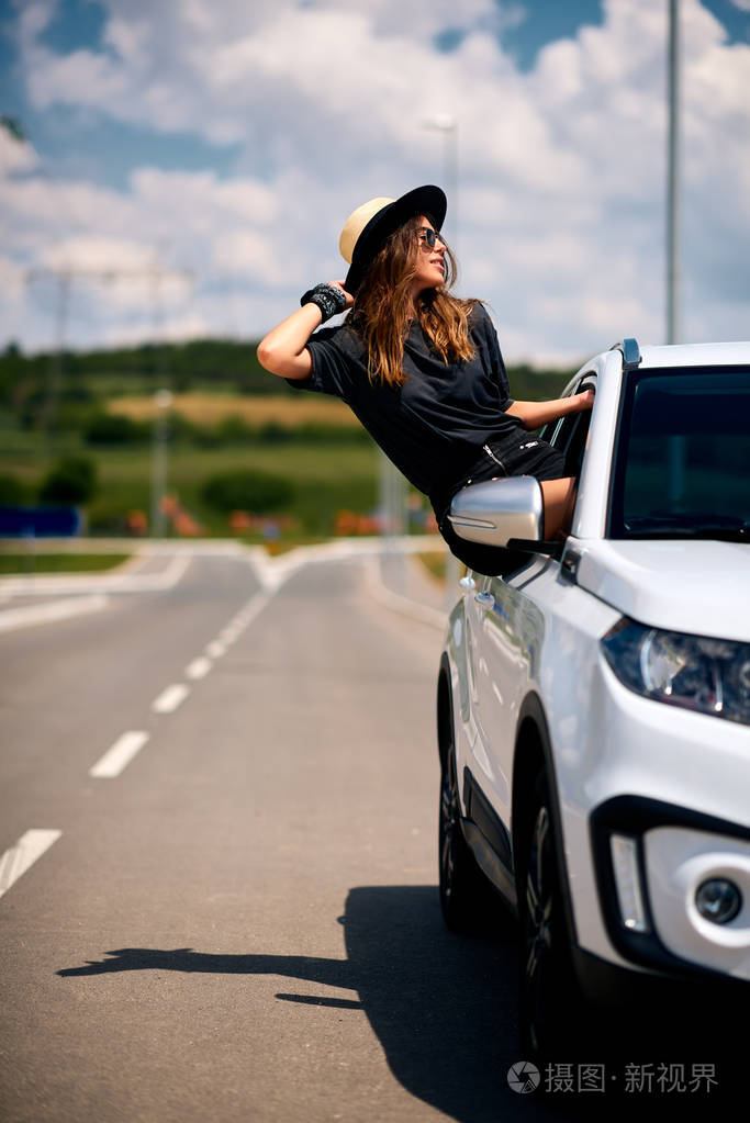 车窗上的女人摆姿势