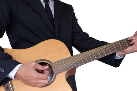 在白色背景下使用剪辑路径的男子穿着吉他