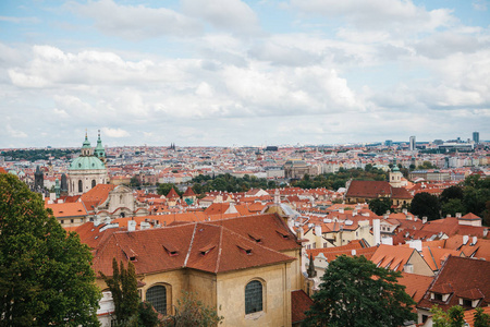 捷克共和国布拉格建筑的美丽景色。布拉格是访问世界各地游客最喜欢的地方之一。