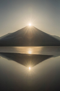 富士钻石富士钻石在 Yamanakako 湖冬季。钻石富士是在富士山山顶举行的落日美景的名字。