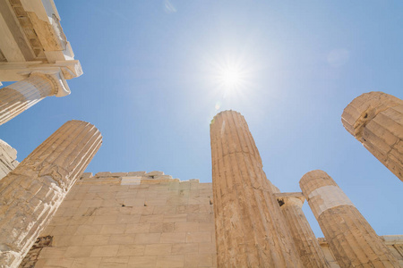 希腊雅典卫城的帕台农神庙的 Propylaia 门遗址。直射太阳, 广角镜头拍摄