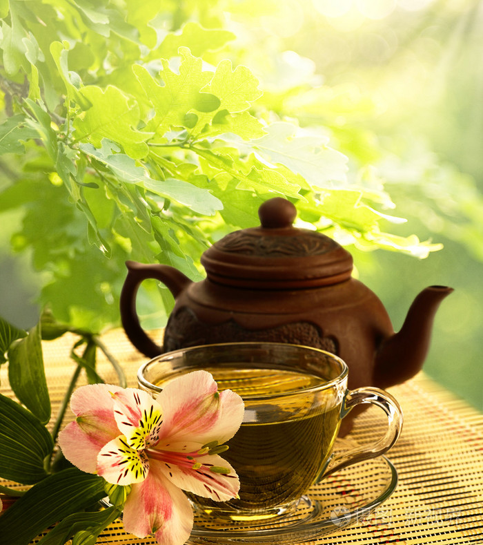 茶礼.绿茶叶, 花卉和茶壶