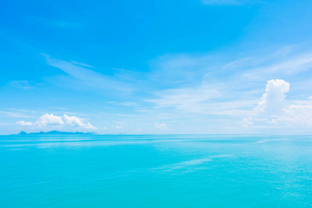 美丽的海和海洋与云彩在蓝天背景