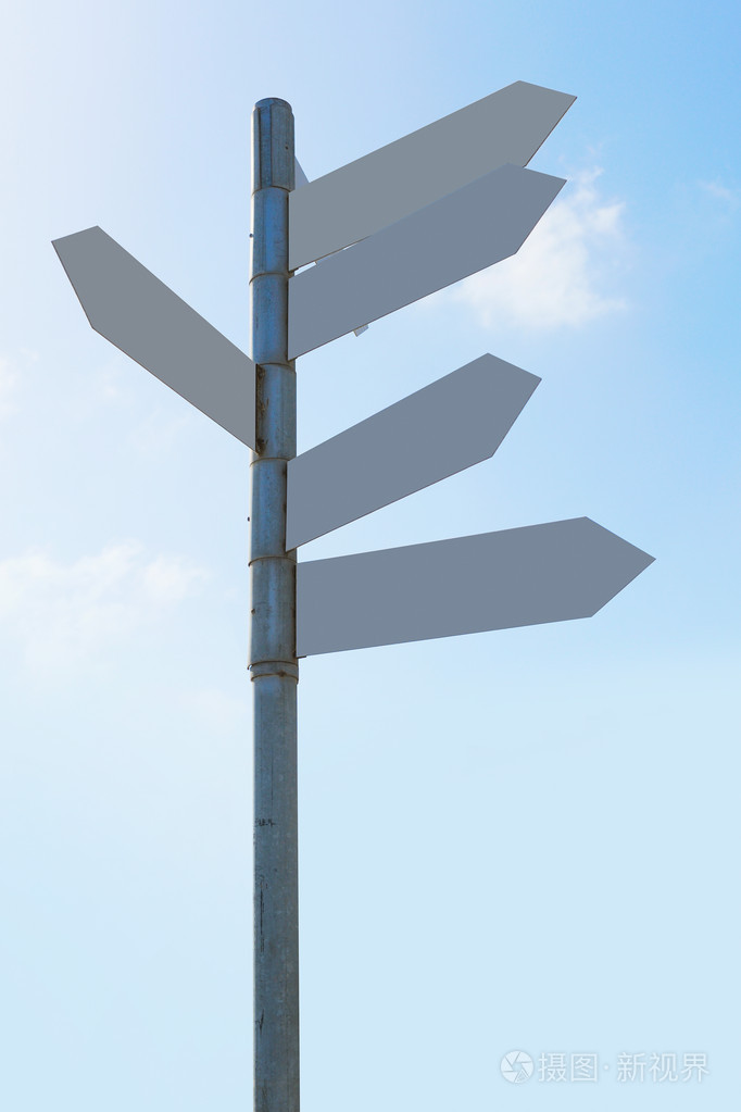 金属指针停留在蓝色的天空