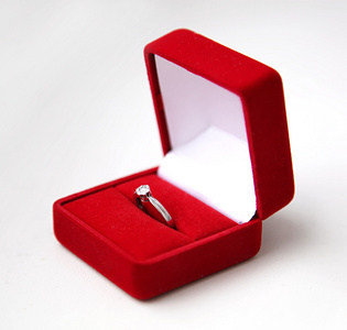 在白色背景上的礼品盒中的结婚戒指