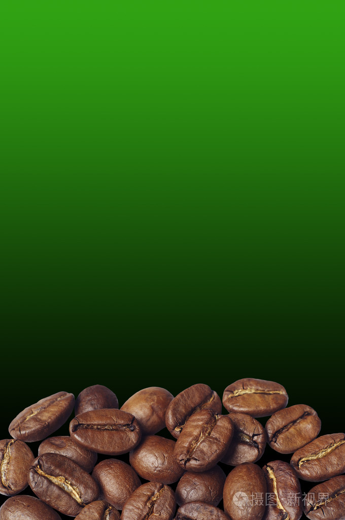 在绿色背景上的咖啡豆