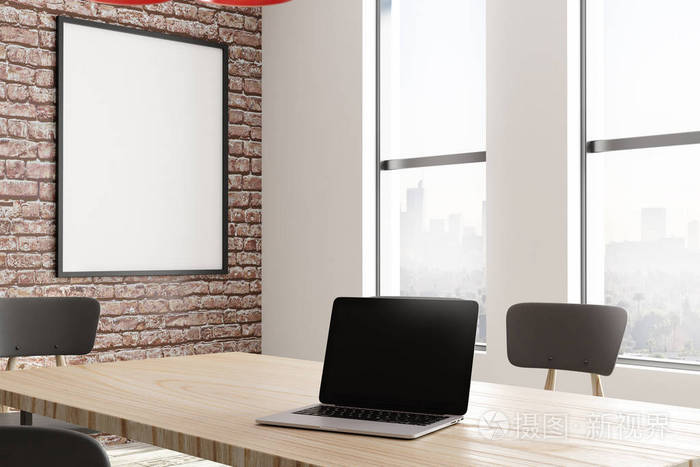 现代会议室内有空海报手提电脑和日光。广告概念。模拟, 3d 渲染