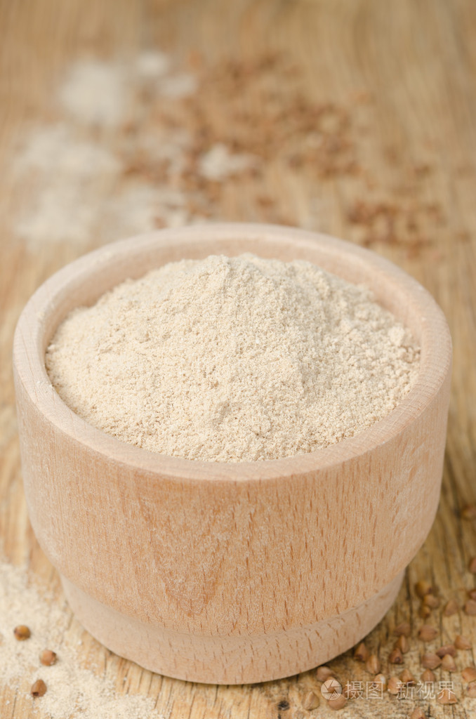 在一个木碗荞麦粉