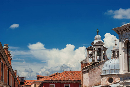 威尼斯里奥托市场广场上方的蓝天和旧教堂