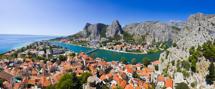 在克罗地亚镇 omis 的全景