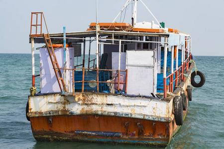 老木小船漂浮在水上, 印度。特写