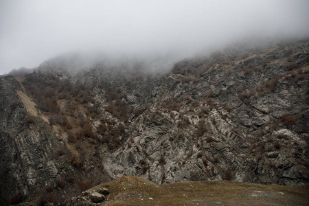 山上有冰雪的冬日风景, 有雪和岩石, 美丽的冬天的景色, 阿塞拜疆, Lahic, 大高加索