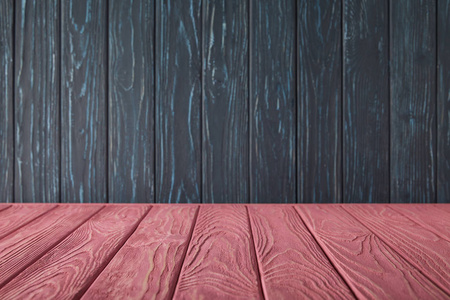 粉红色条纹桌面和深蓝色木墙