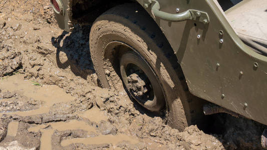 军用车辆车轮在泥浆中