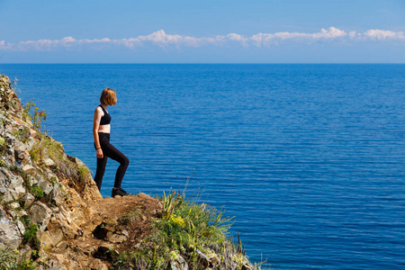 一个站在贝加尔湖湖边的女孩
