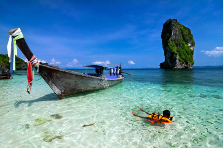 美丽的海滩和热带海, 甲米, 在泰国