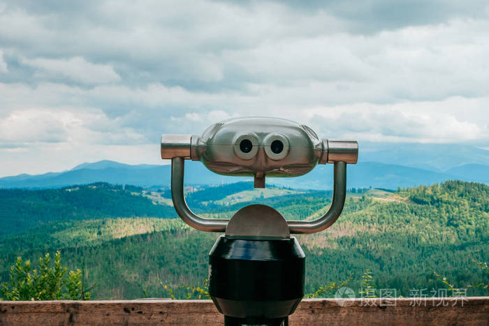 双筒望远镜上观景台