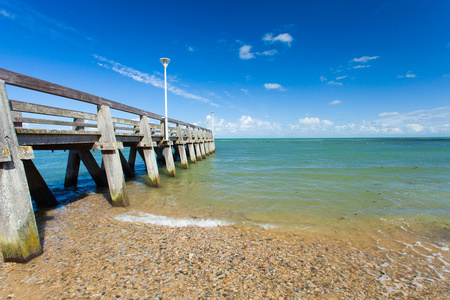 浮桥码头的 courseulles sur mer 在诺曼底