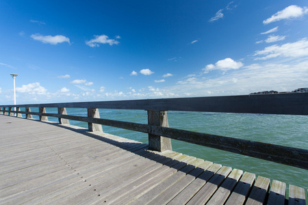 浮桥码头的 courseulles sur mer 在诺曼底