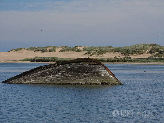 沉船在海滩纽