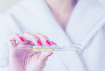 测量体温手持体温计的妇女, 在患流感时测量体温照片