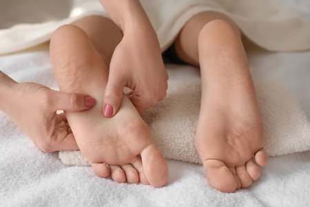 在水疗沙龙接受足疗的美丽少妇照片