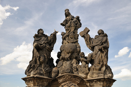 在查尔斯桥雕像的麦当娜，圣多米尼克和托马斯  阿奎那的雕像。布拉格