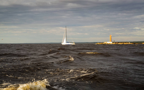 拉脱维亚里加的灯塔波浪和游艇