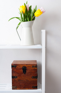 家居室内装饰 一束郁金香和一盒