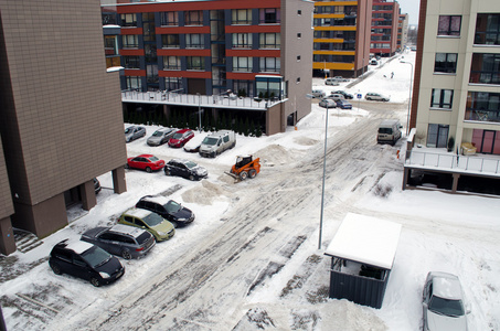 在平房子停车拖拉机清洁冬天雪