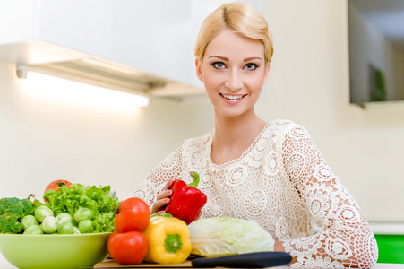 年轻女子在 kitchen.healthy 素食食品