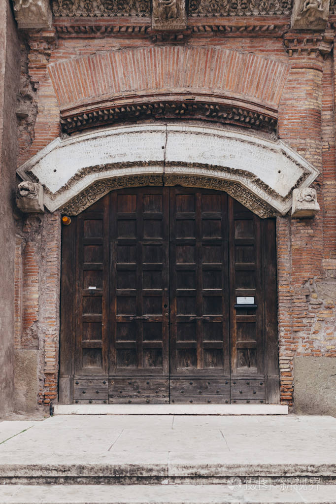 意大利罗马的木制旧门