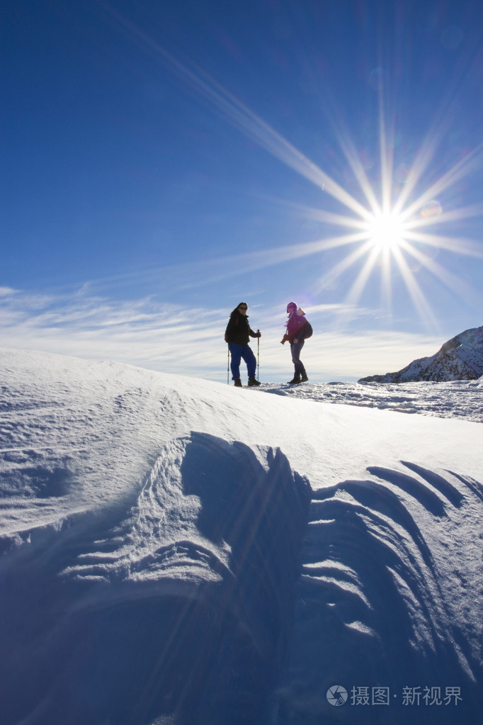 在雪中行走照片-正版商用图片05u2i1-摄图新视界