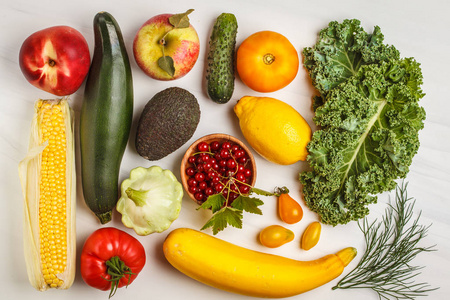 彩色水果, 蔬菜和浆果在白色的背景。干净的饮食观念。查看顶部, 食品背景