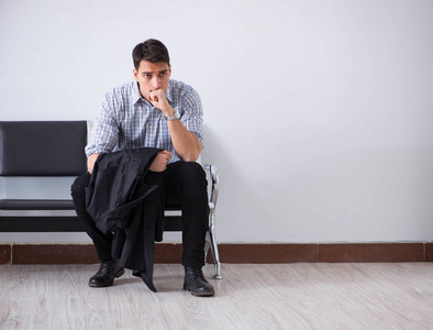 人焦急地不耐烦地等待在大厅里照片