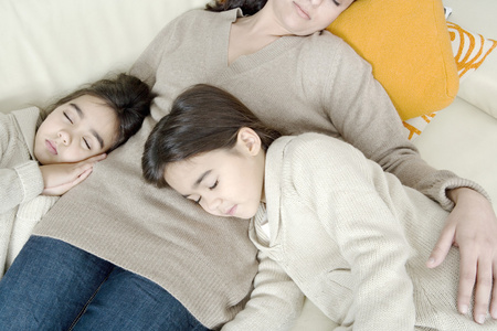 的家庭,母亲父亲和两个十几岁的双胞胎女儿组成的快乐妈妈和女儿穿