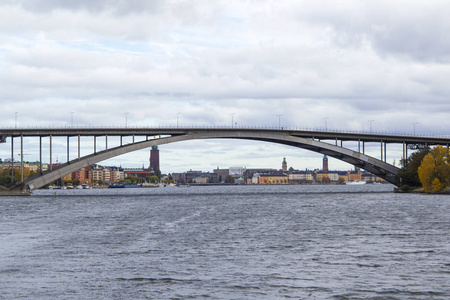 在斯德哥尔摩的桥梁与背景景观
